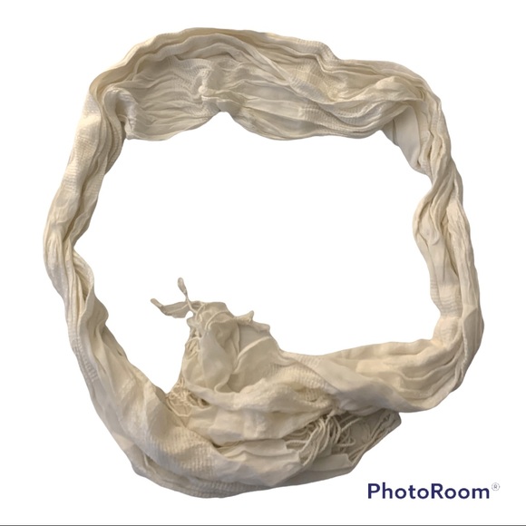 ♻️ Bundle of Fringe Scarves (3) - Picture 4 of 5